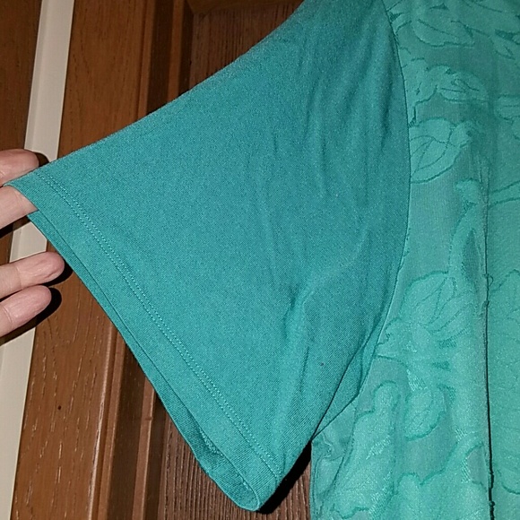 (3 for $20) Green flowered blouse - Picture 4 of 6